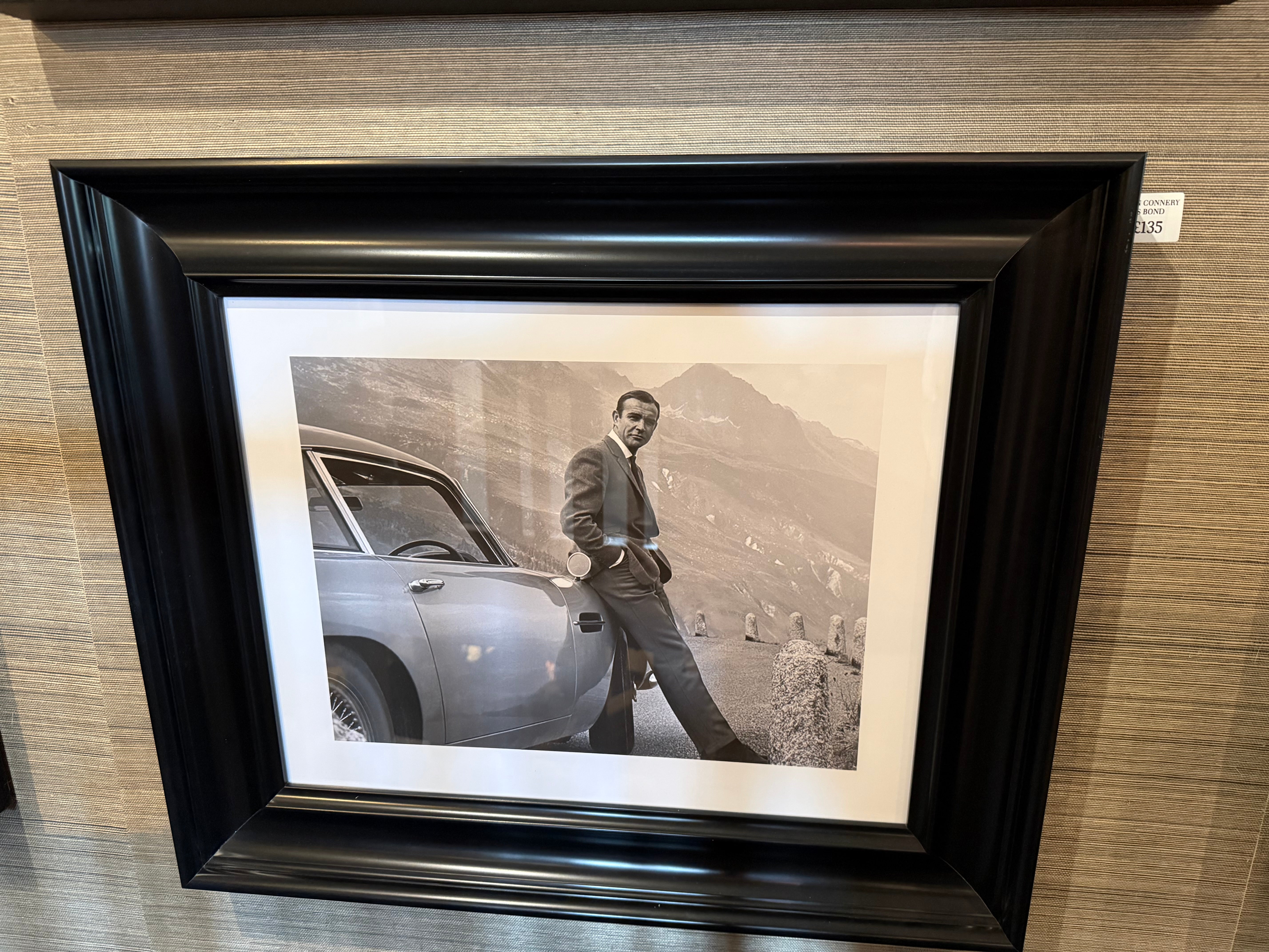 ART CAVE - JAMES BOND ROGER MOORE / DANIEL CRAIG 007