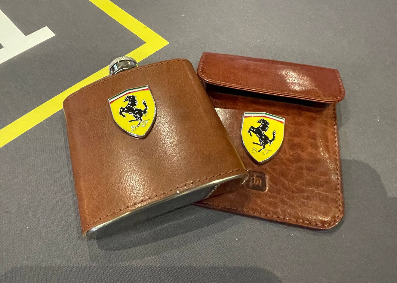 HIP FLASK / KEY POUCH / GIFT SET / RFID / PORSCHE / LAMBORGHINI / FERRAI / KEY RING / SOFT LEATHER